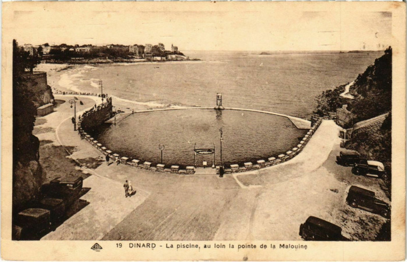 Carte postale ancienne Dinard- La Piscine, au loin la pointe de la Malouine France à Dinard