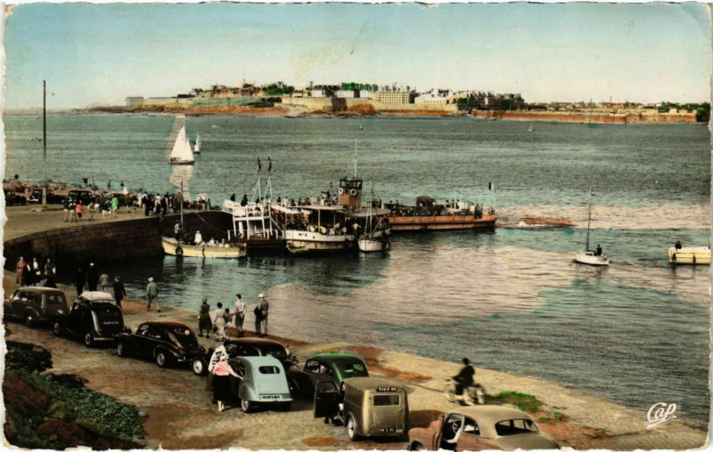 Carte postale ancienne Dinard- Embarcadere, au loinSaint-Malo France à Dinard