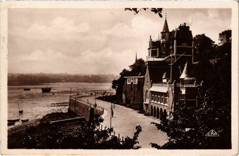 Carte postale ancienne Dinard- Le Yachting Club et promenade du clair de lune France à Dinard