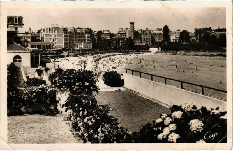 Carte postale ancienne Dinard- La Plage vue du Casino Municipal France à Dinard