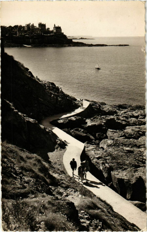Carte postale ancienne Dinard- Promenade a la Pointe du Moulinet France à Dinard