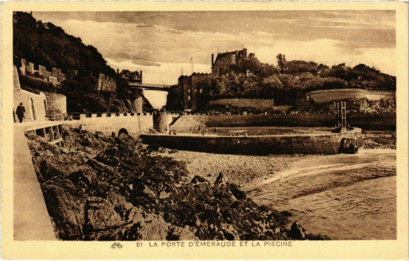 Carte postale ancienne Dinard- La Porte d'Emeraude et la Piscine France à Dinard