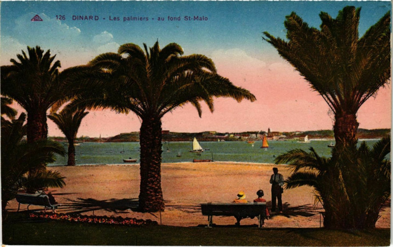 Carte postale ancienne Dinard- Les Palmiers au fond Saint Malo France à Dinard