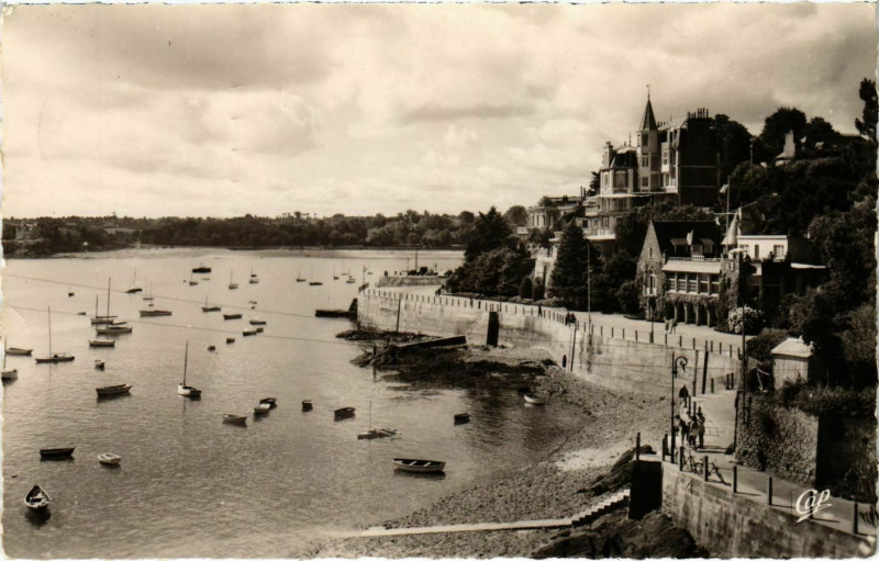 Carte postale ancienne Dinard- Promenade du Clair de Lune France à Dinard