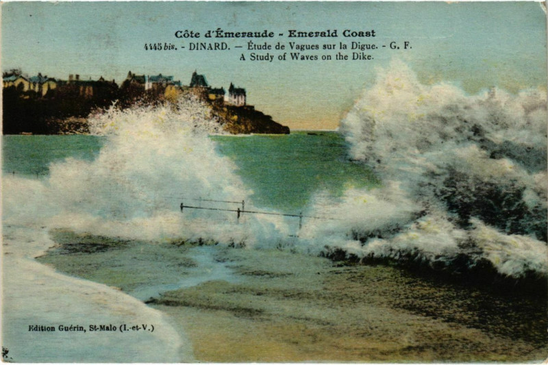 Carte postale ancienne Dinard- Etude de Vagues sur la Digue France à Dinard