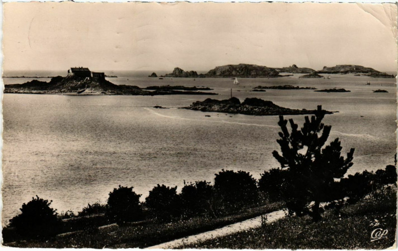 Carte postale ancienne Dinard- vue vers le fort de Harbbour&l'Ile de Cezembre France à Dinard