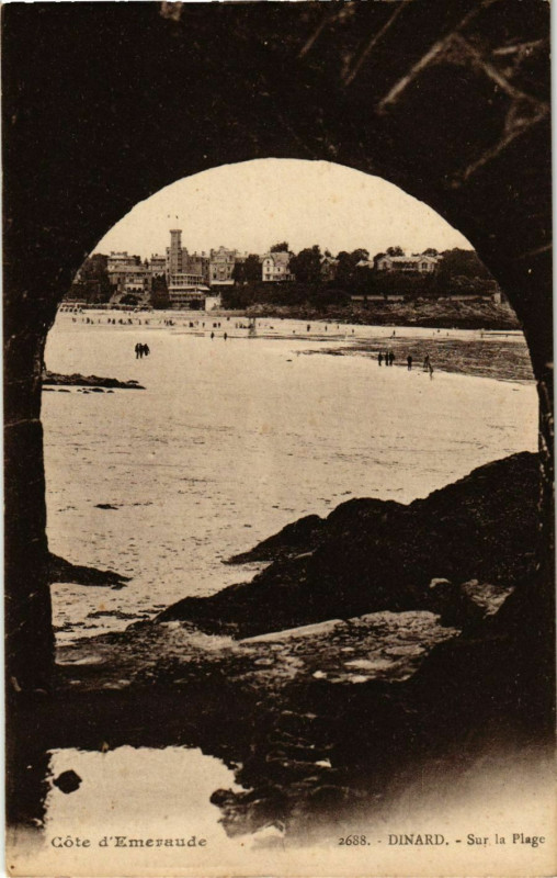 Carte postale ancienne Dinard- Sur la Plage France à Dinard