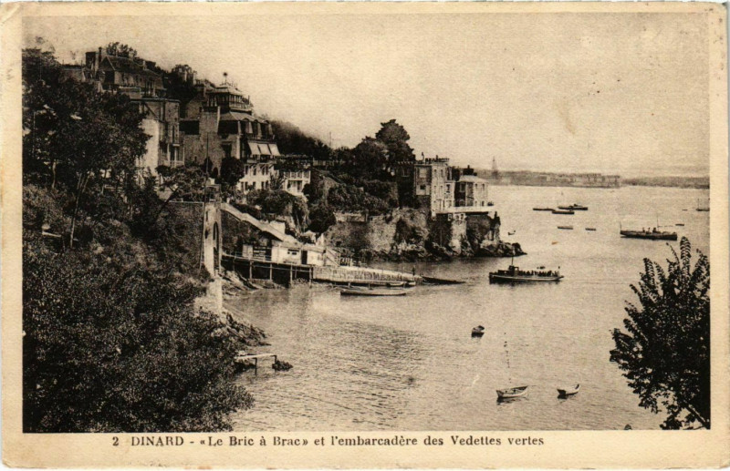 Carte postale ancienne Dinard- Le Bric a Brac et Embarcadere des Vedettes France à Dinard
