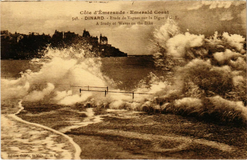 Carte postale ancienne Dinard- Etude de Vagues sur la Digue France à Dinard