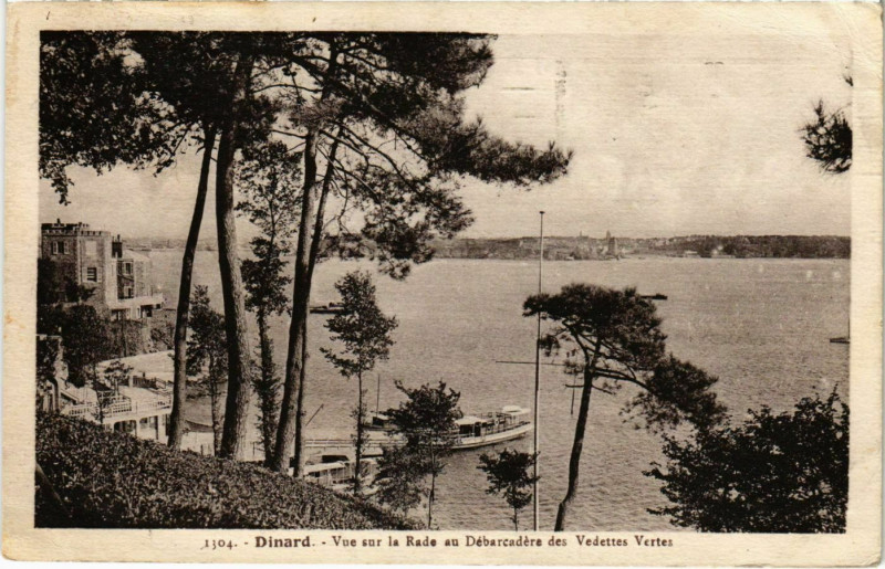 Carte postale ancienne Dinard- vue sur la Rade au Debarcadere des Vedettes Vertes France à Dinard