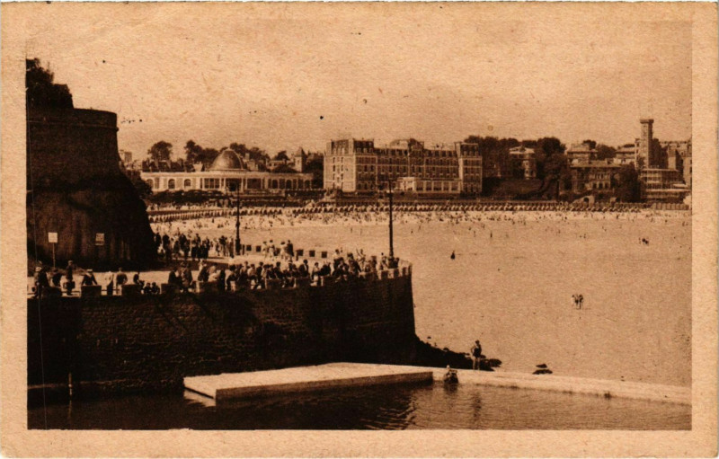 Carte postale ancienne Dinard- Plage vue sur la Piscine France à Dinard