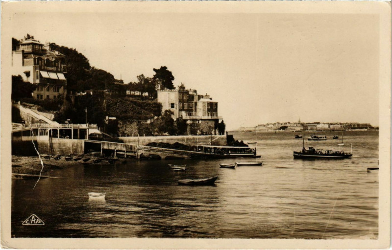 Carte postale ancienne Dinard- Les Vedettes vertes France à Dinard