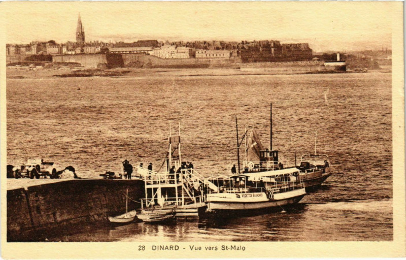 Carte postale ancienne Dinard- Vue vers Saint Malo France à Dinard