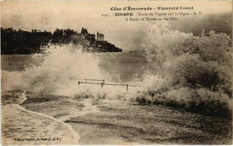 Carte postale ancienne Dinard- Etude de Vagues sur la Digue France à Dinard