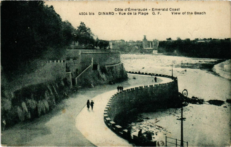 Carte postale ancienne Dinard- vue de la Plage France à Dinard
