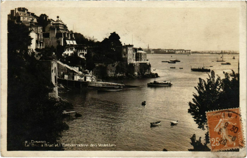 Carte postale ancienne Dinard- Le Bric a Brac et Embarcadere des Vedettes France à Dinard