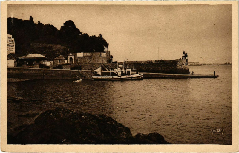 Carte postale ancienne Dinard- La Cale, Embarcadere des Vedettes France à Dinard
