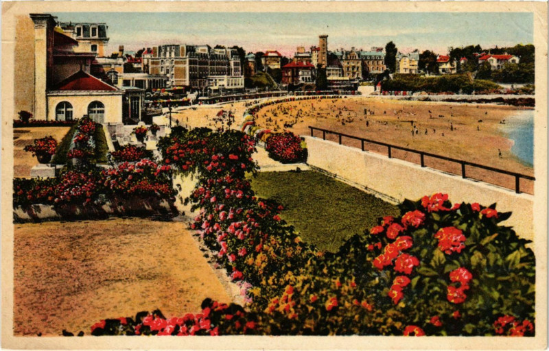 Carte postale ancienne Dinard- La Plage vue du Casino Municipal France à Dinard
