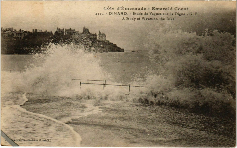 Carte postale ancienne Dinard- Etude de Vagues sur la Digue France à Dinard