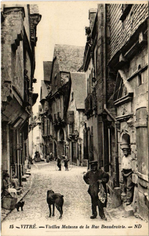 Carte postale ancienne Vitre - Vieilles Maisons de la Rue Beaudrairie à Vitré