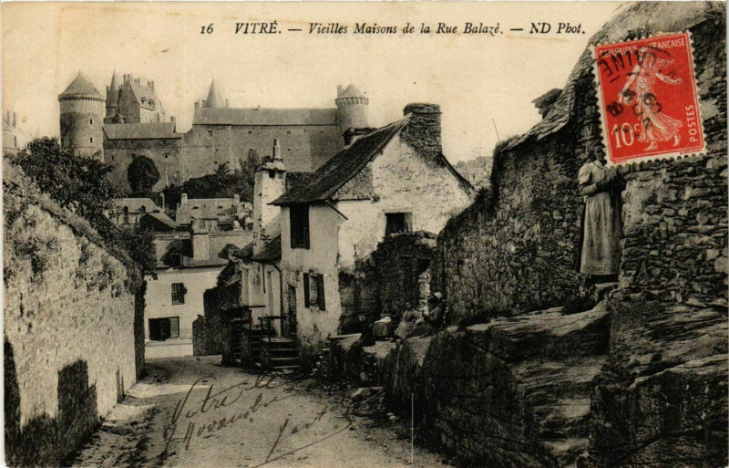 Carte postale ancienne Vitre Vieilles Maisons de la Rue Balazé à Vitré