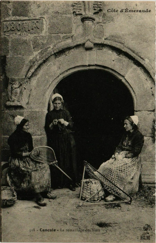 Carte postale ancienne Cancale Le remaillage des filets à Cancale