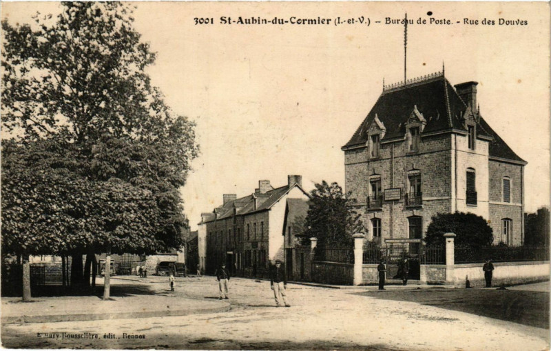 Carte postale ancienne Saint-Aubin-du-Cormier (I.-et-V.) - Bureau de Poste - Rue des Douves à Saint-Aubin-du-Cormier