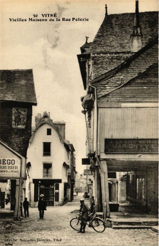 Carte postale ancienne Vitre - Vieilles Maisons de la Rue Poterie à Vitré