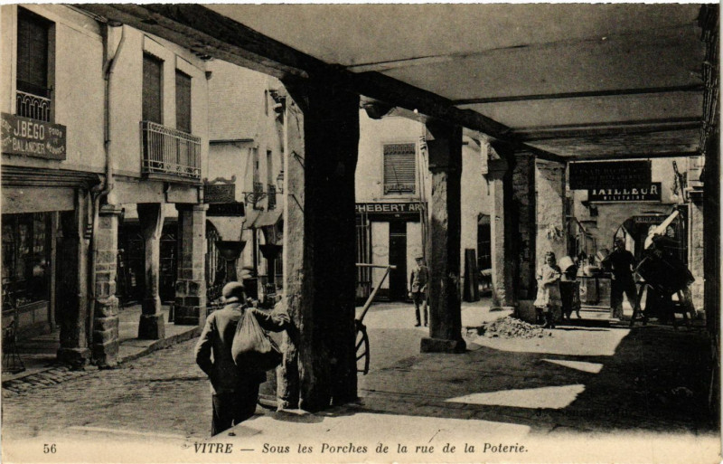 Carte postale ancienne Vitre - Sous les Porches de la rue de la Poterie à Vitré