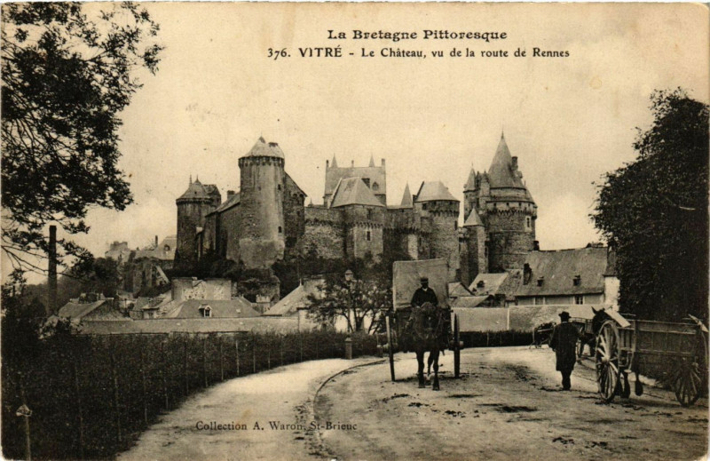 Carte postale ancienne Vitre - Le Chateau vu de la route de Rennes à Vitré