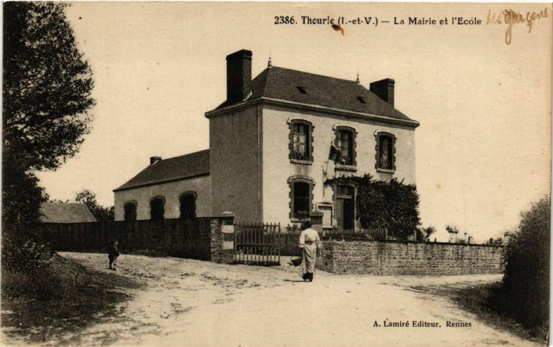 Carte postale ancienne Thourie (I.-et-V.) - La Mairie et l'Ecole à Thourie
