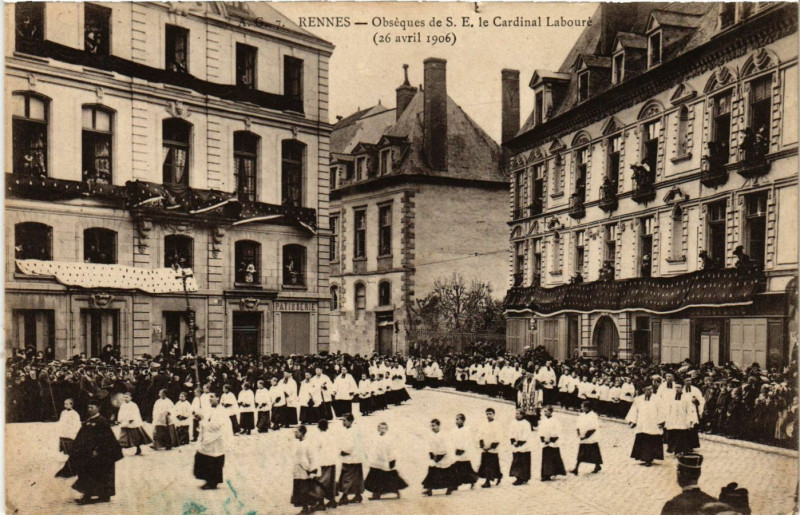 Carte postale ancienne Rennes - Obséques de S.E. le Cardinal Labouré (26 Avril 1906) à Rennes