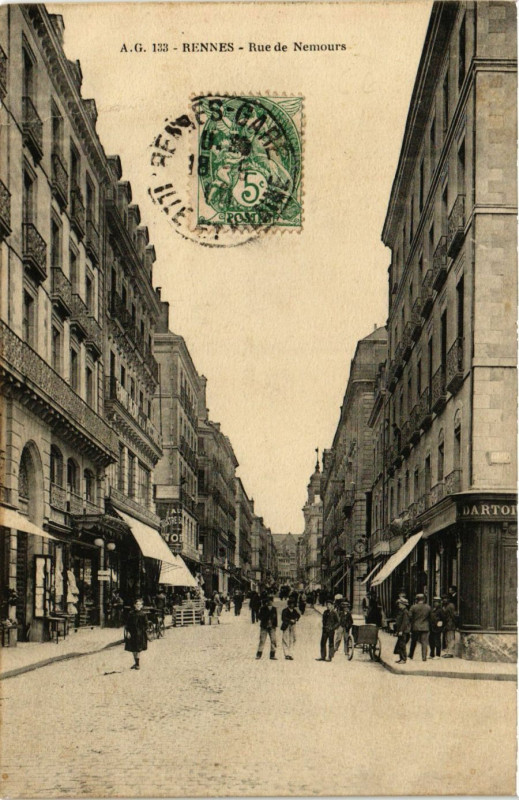 Carte postale ancienne Rennes - Rue de Nemours à Rennes