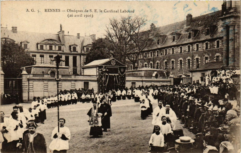 Carte postale ancienne Rennes - Obséques de S.E. le Cardinal Labouré (26 avril 1906) à Rennes