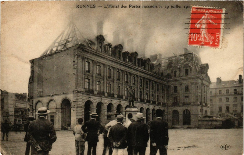 Carte postale ancienne Rennes - L'Hotel des Postes Incendié le 29 Juilles 1910 à Rennes