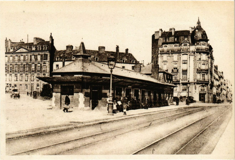 Carte postale ancienne Rennes - Gare des Tramways - Place de la Mission à Rennes