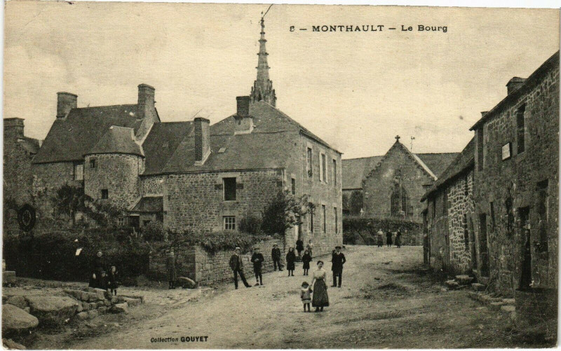 Carte postale ancienne Monthault - Le Bourg à Monthault