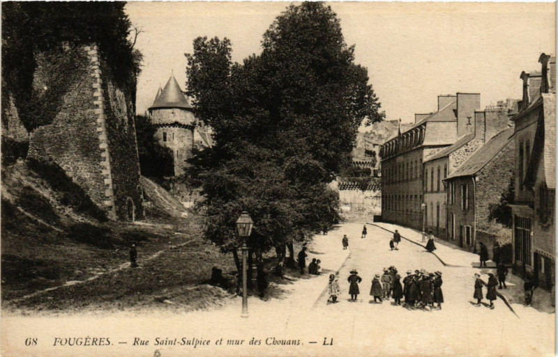 Carte postale ancienne Fougeres - Rue Saint-Sulpice et mur des Chouans à Fougères