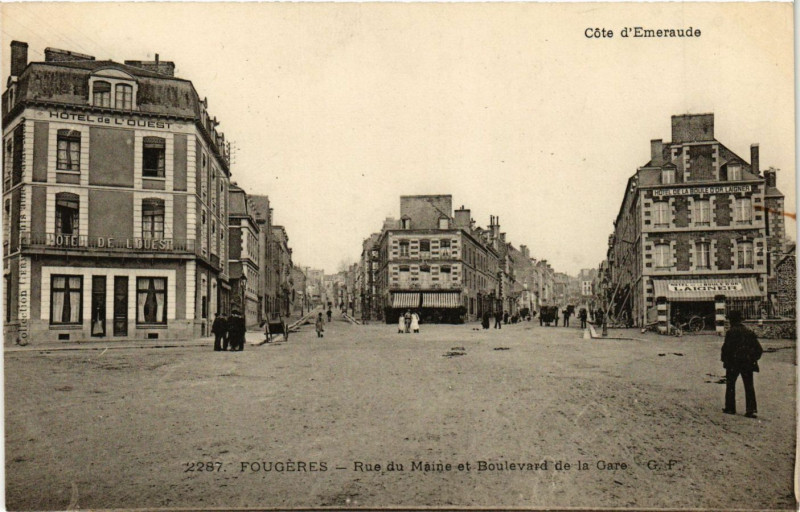 Carte postale ancienne Fougeres - Rue du Maine et Boulevard de la Gare à Fougères