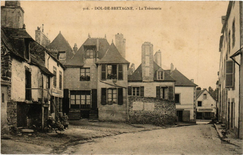 Carte postale ancienne Dol-de-Bretagne - La Trésorerie à Dol-de-Bretagne