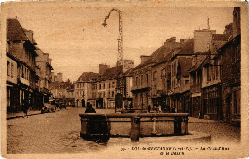 Carte postale ancienne Dol-de-Bretagne (I.-et-V.) - La Grand'Rue et le Bassin à Dol-de-Bretagne