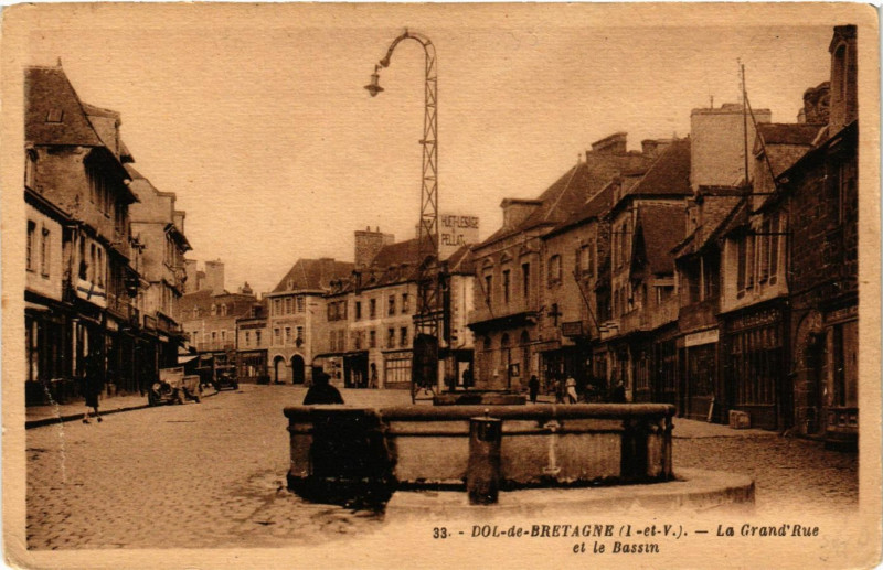Carte postale ancienne Dol-de-Bretagne (I.-et-V.) - La Grand'Rue et le Bassin à Dol-de-Bretagne