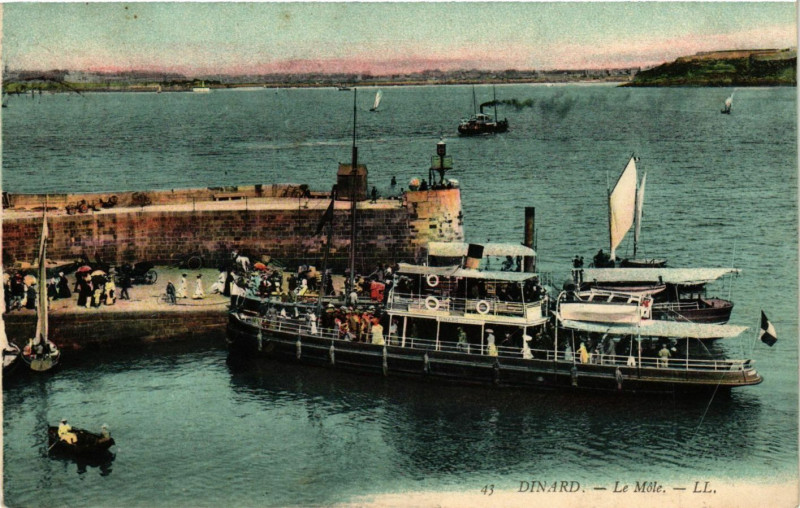Carte postale ancienne Dinard - Le Mole à Dinard