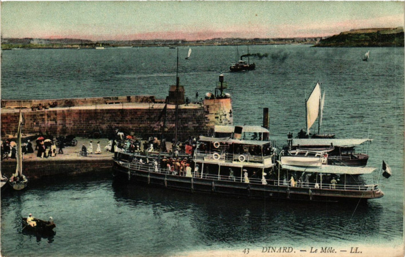 Carte postale ancienne Dinard - Le Mole à Dinard