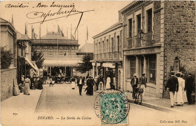 Carte postale ancienne Dinard - La Sortie du Casino à Dinard