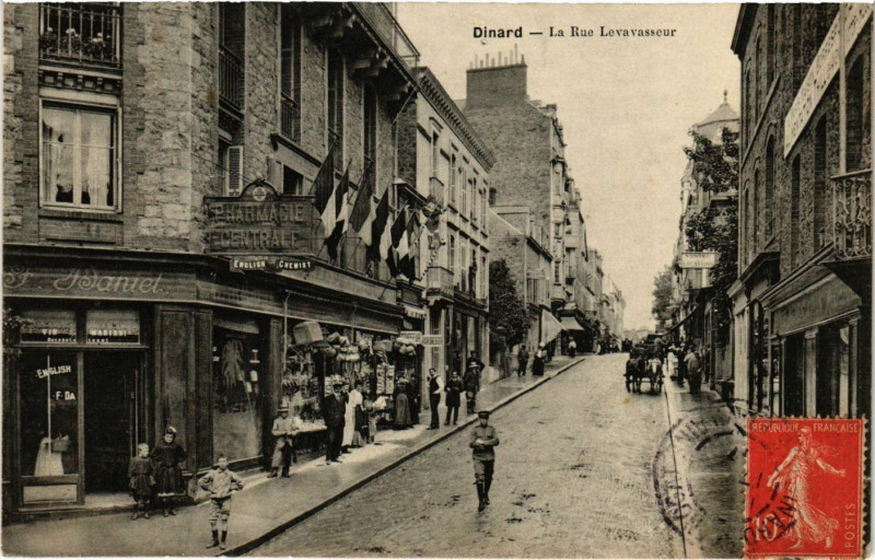 Carte postale ancienne Dinard - La Rue Levavassour à Dinard