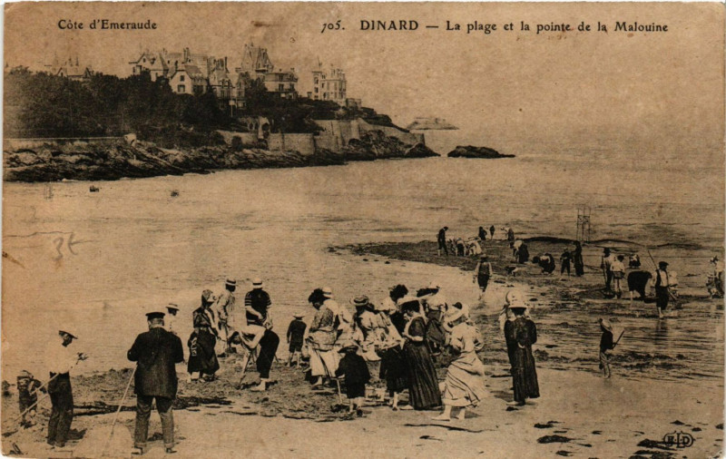 Carte postale ancienne Dinard - La Plage et la pointe de la Malouine à Dinard