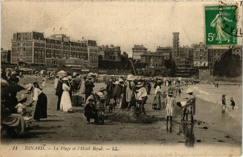 Carte postale ancienne Dinard - La Plage et l'Hotel Royal à Dinard