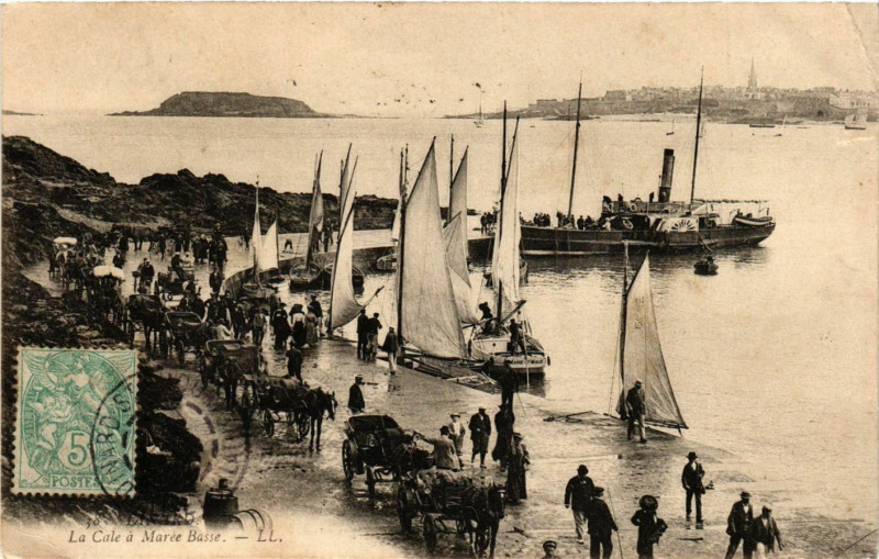 Carte postale ancienne Dinard - La Cale a Marée Basse à Dinard