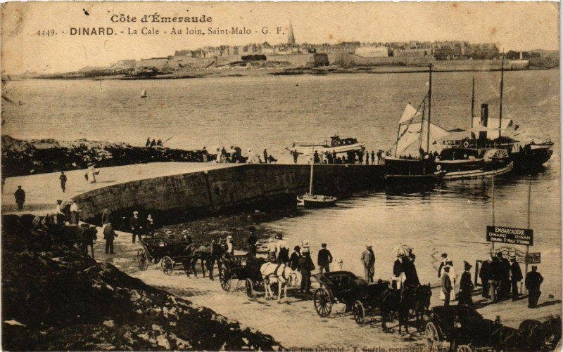 Carte postale ancienne Cote d'Emeraude - Dinard - La Cale-Au loin Saint-Malo à Dinard